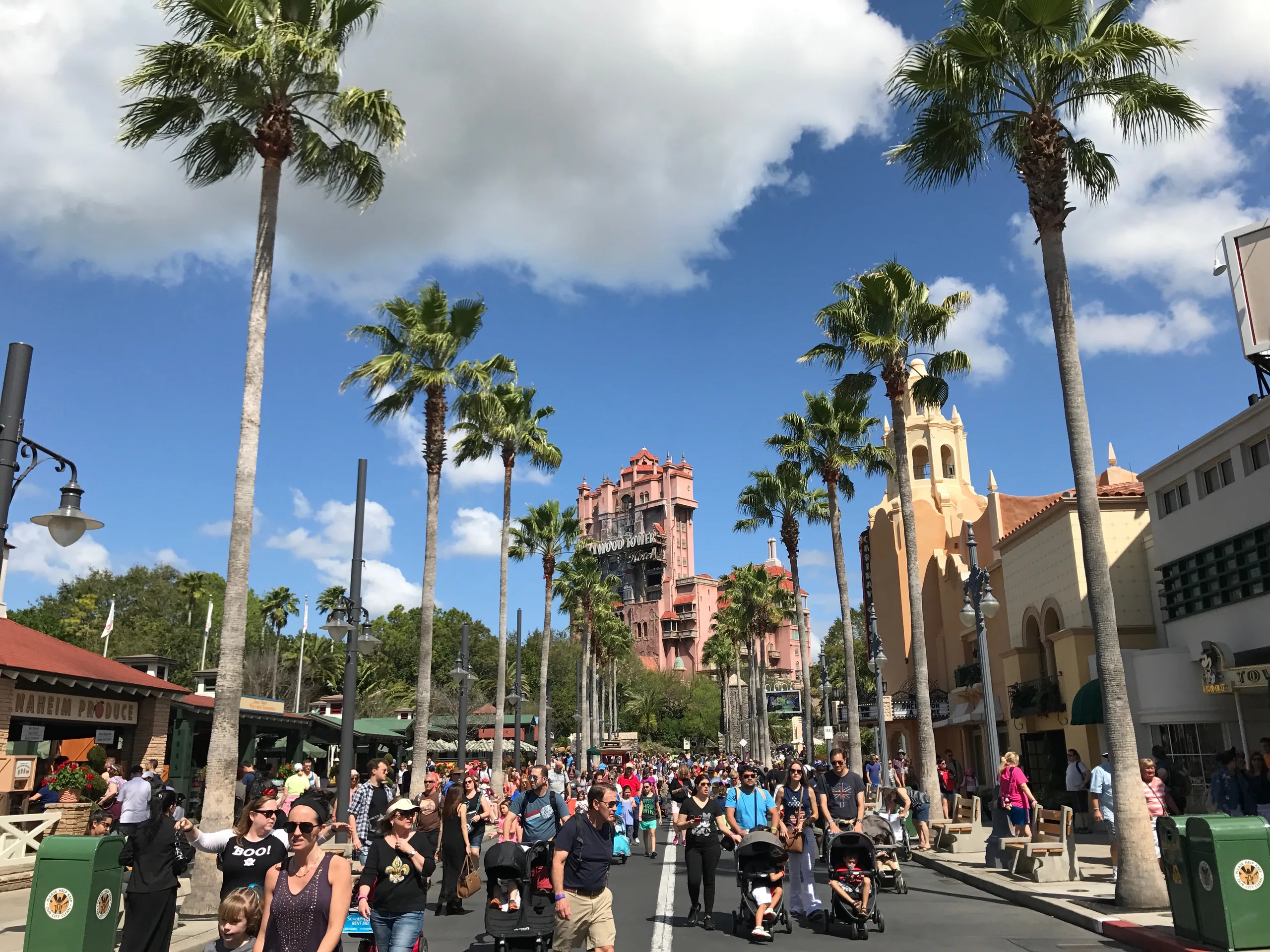 Unbekannt (spekuliert: Monsters, Inc. Flying Door Coaster / Door Vault)